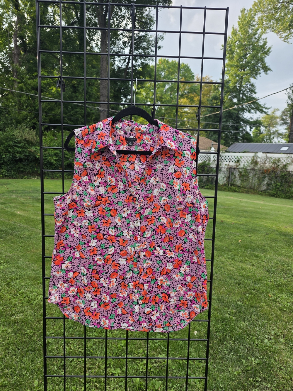 Ann Taylor Sleeveless Floral Button-Up Blouse
